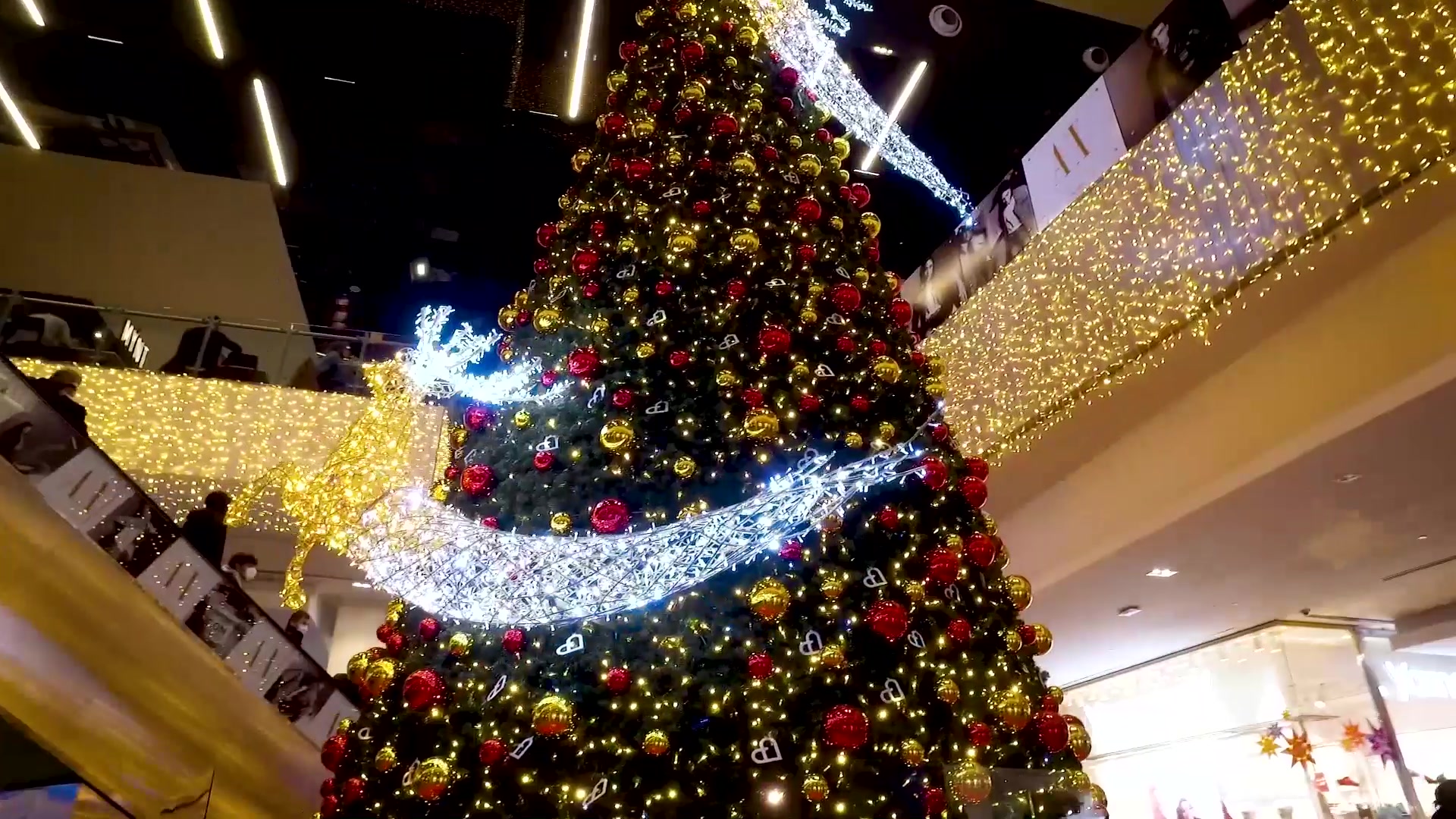 Albero Carillon acceso con renne luminose nella galleria commerciale