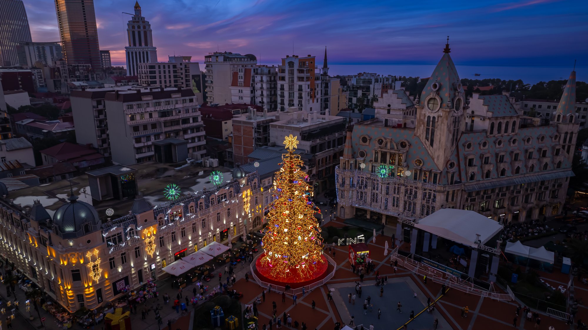 Albero luminoso monumentale nella piazza visto dall’alto