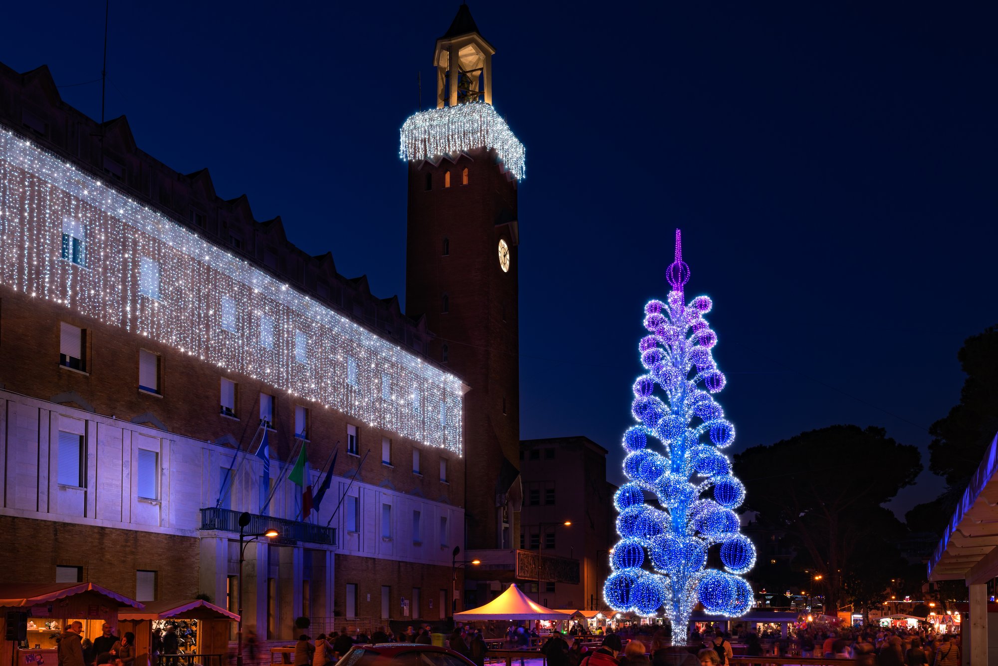Albero luminoso con elementi circolari nei toni del blu e viola