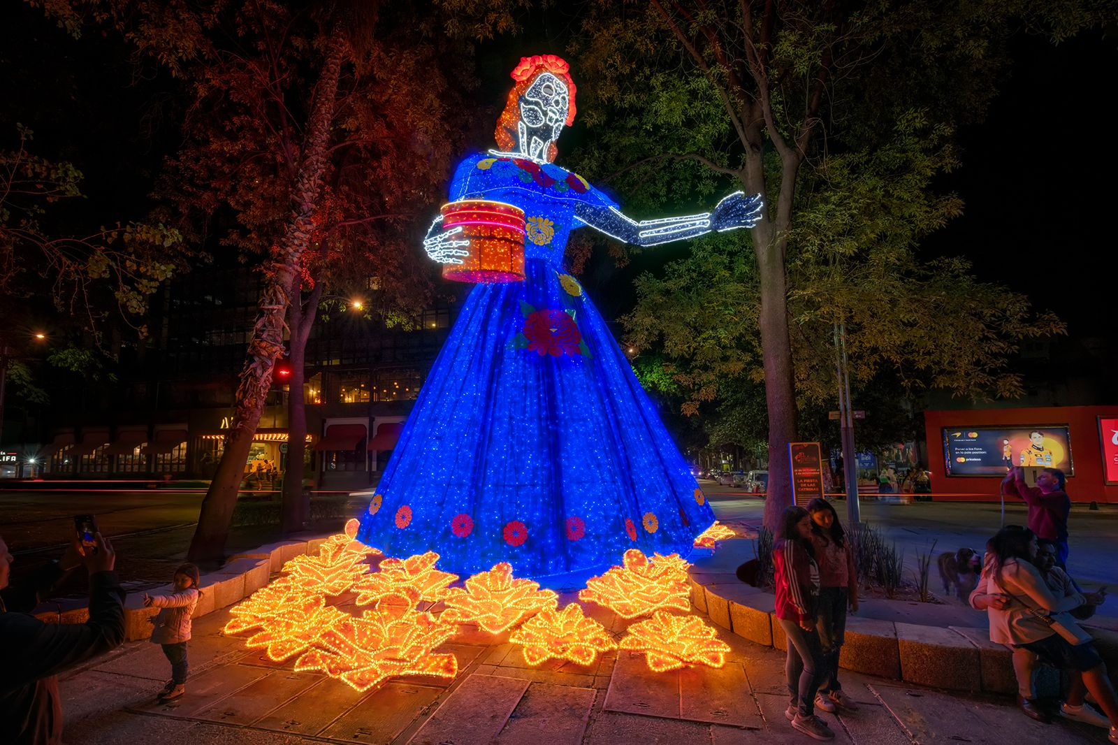 Catrina blu illuminata nello spazio urbano in Messico