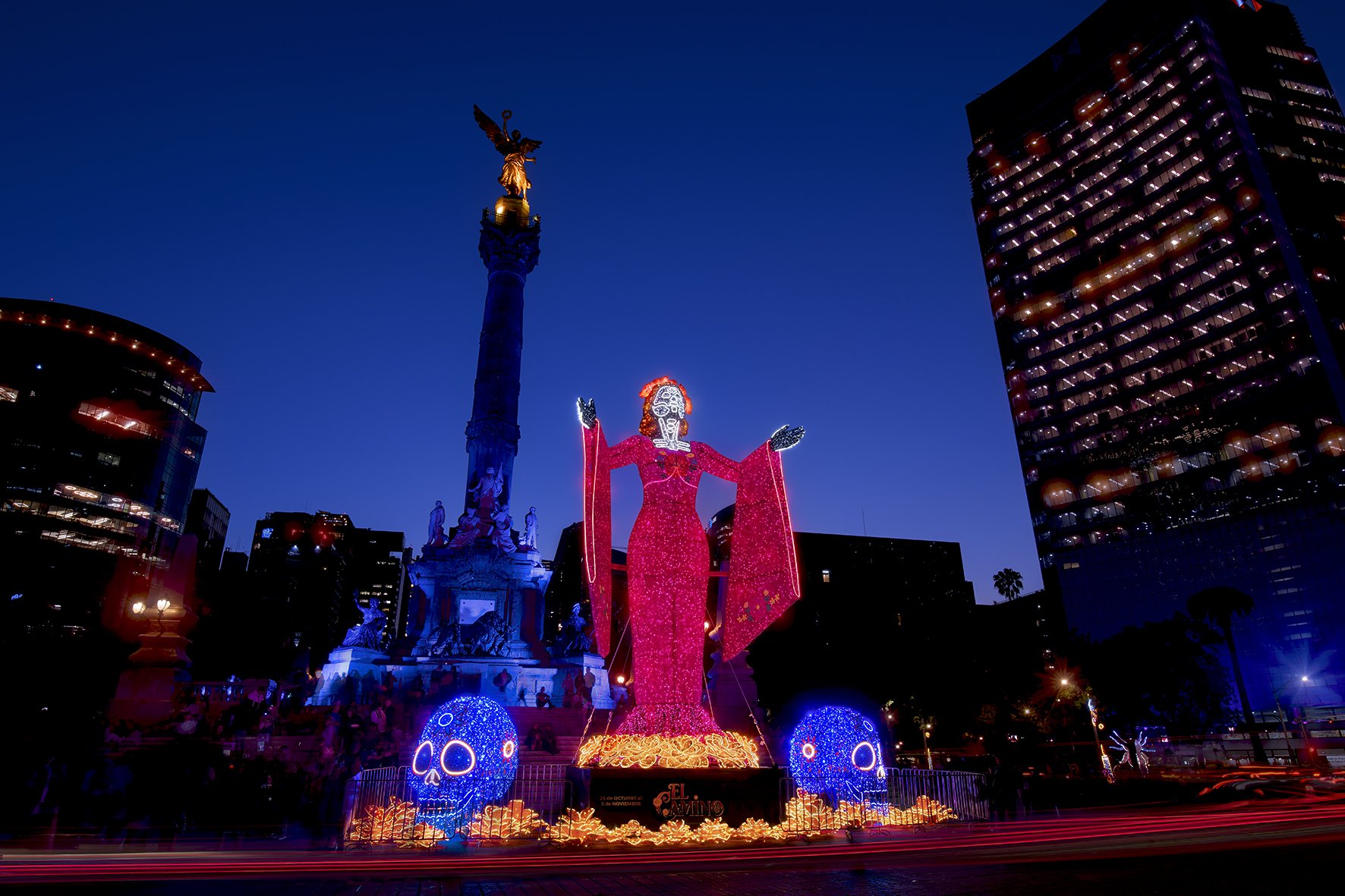 La Catrina illuminata nello spazio urbano
