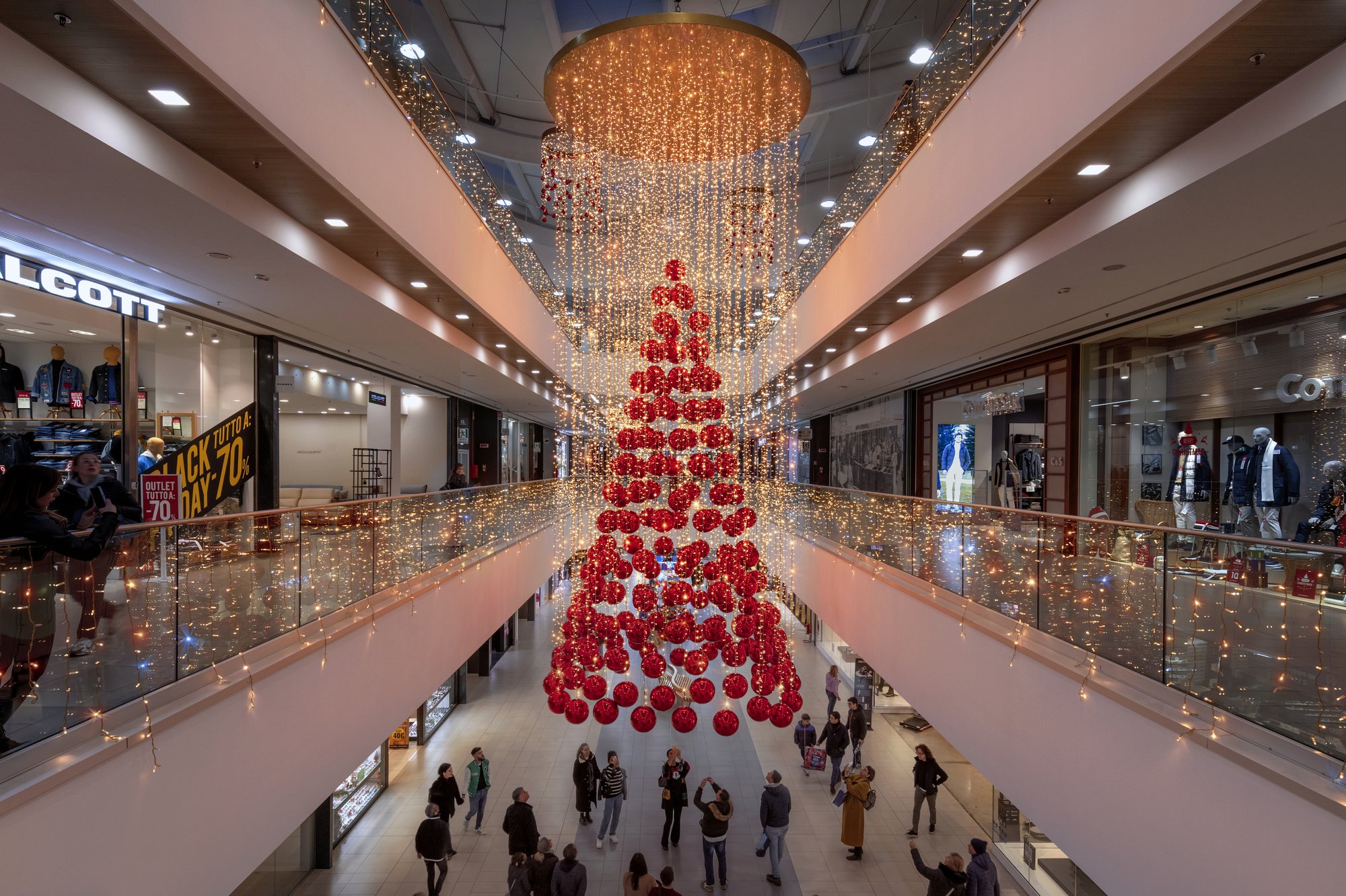 Chandelier Tree con sfere rosse sospeso nella galleria commerciale