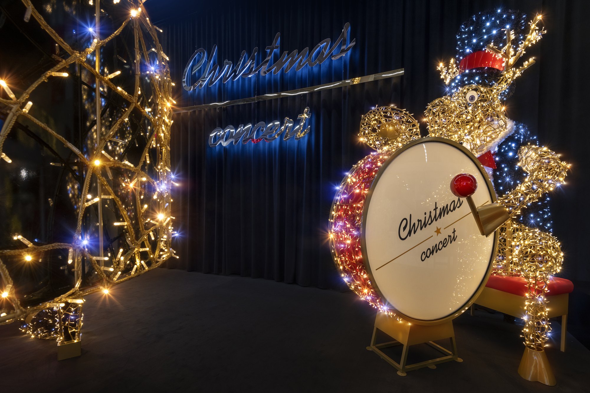 Personaggio con grancassa di Christmas Concert