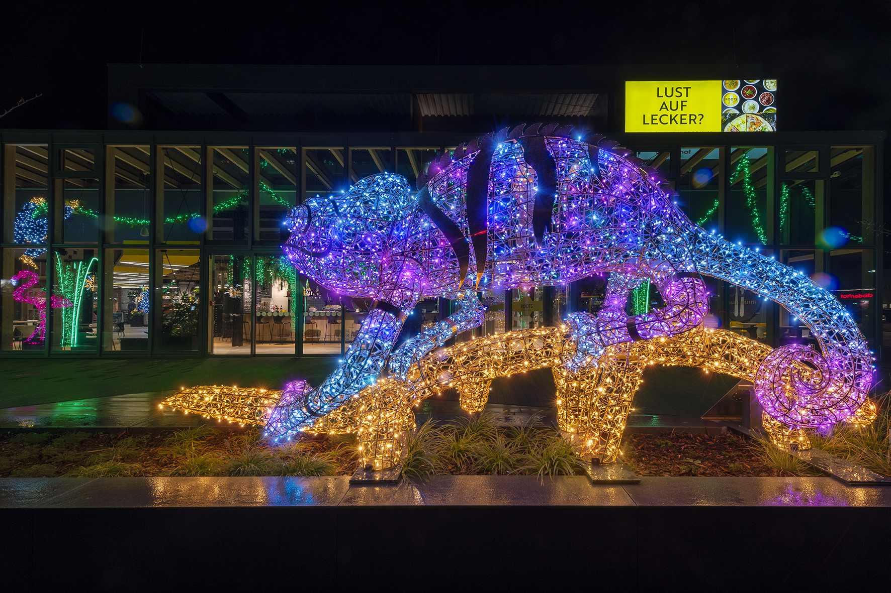Camaleonte luminoso nei toni del blu e viola all’esterno di Dodenhof