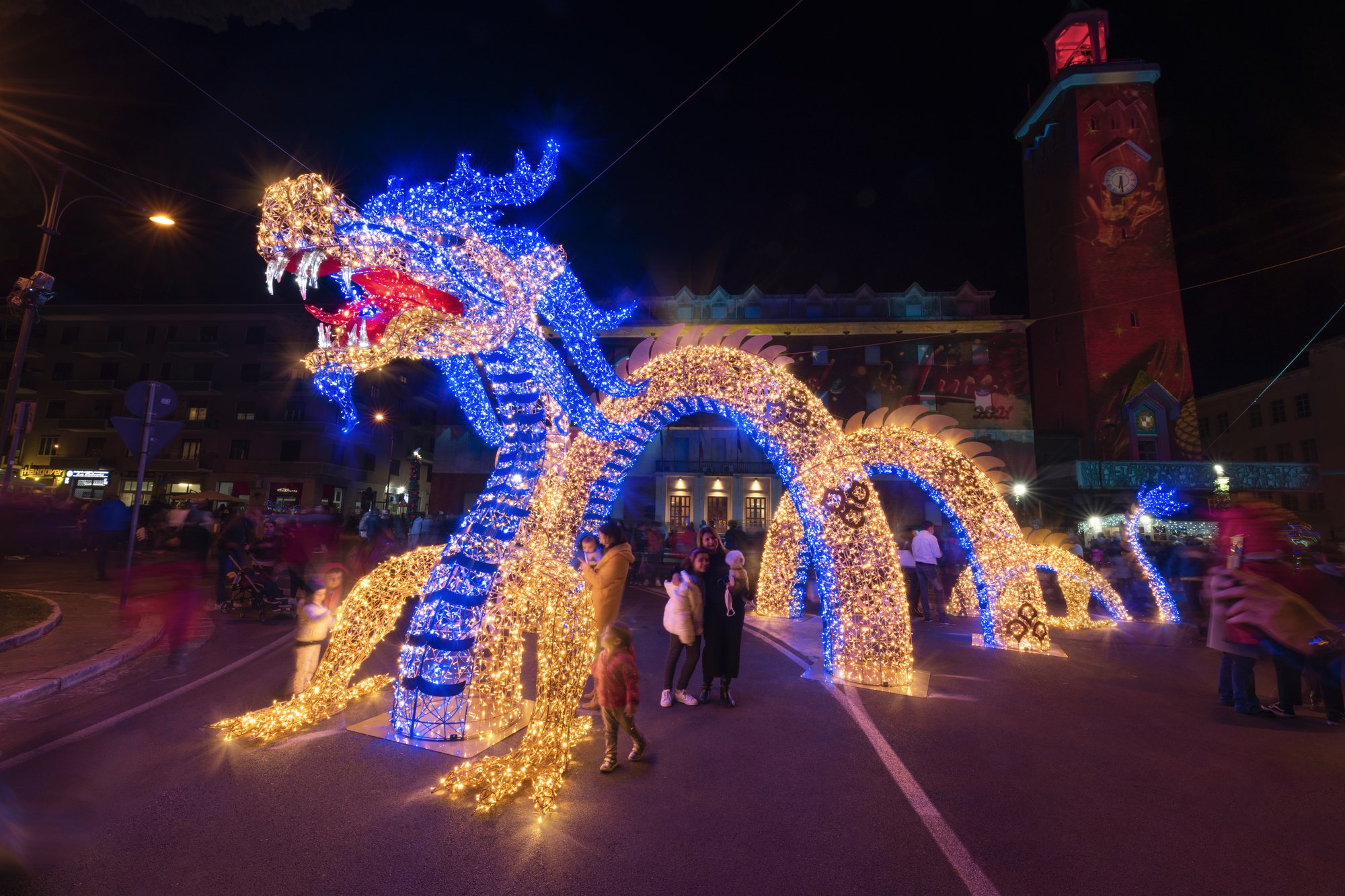 Drago luminoso blu e oro nella piazza