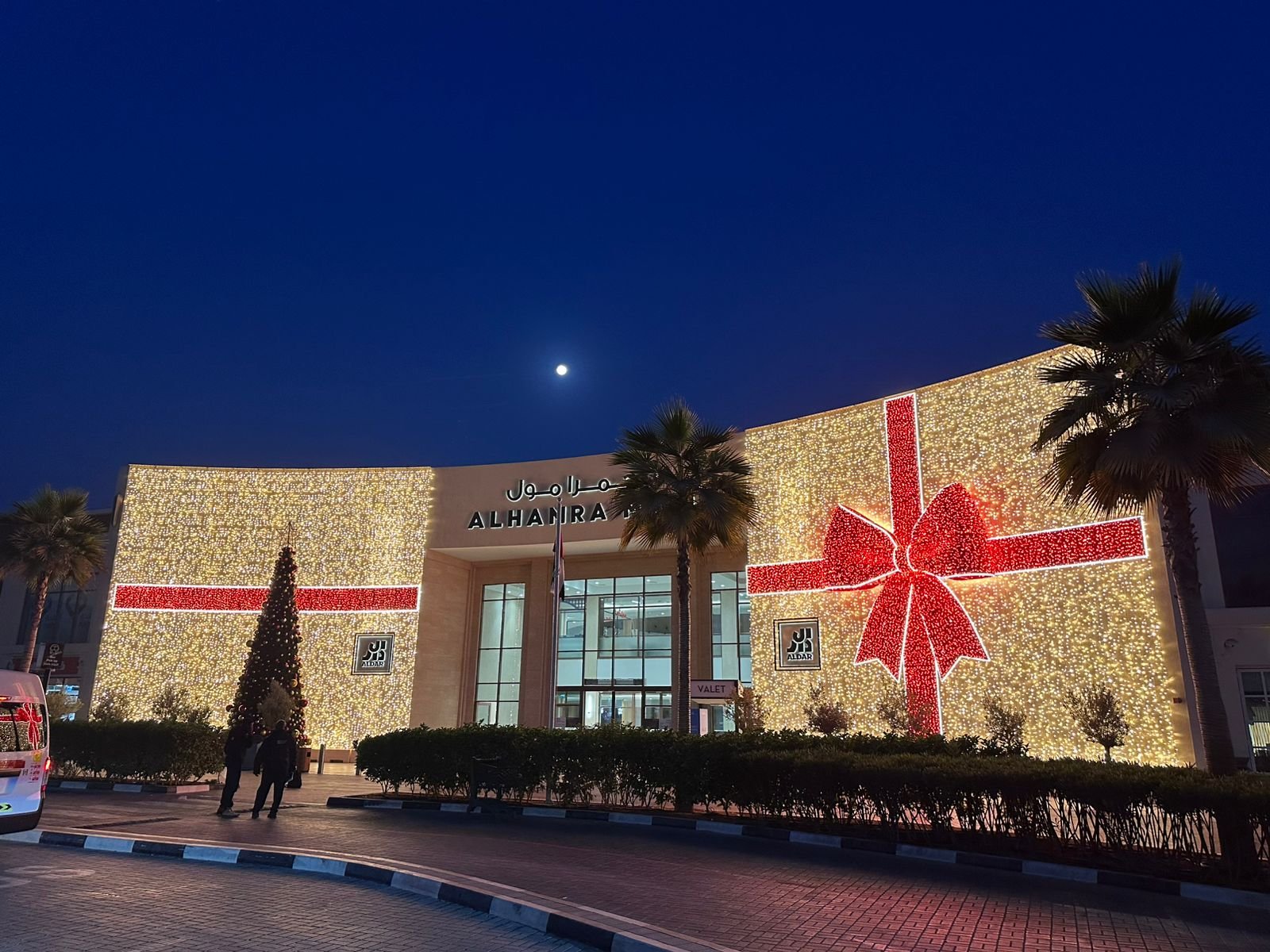 Facciata commerciale decorata con un grande fiocco luminoso