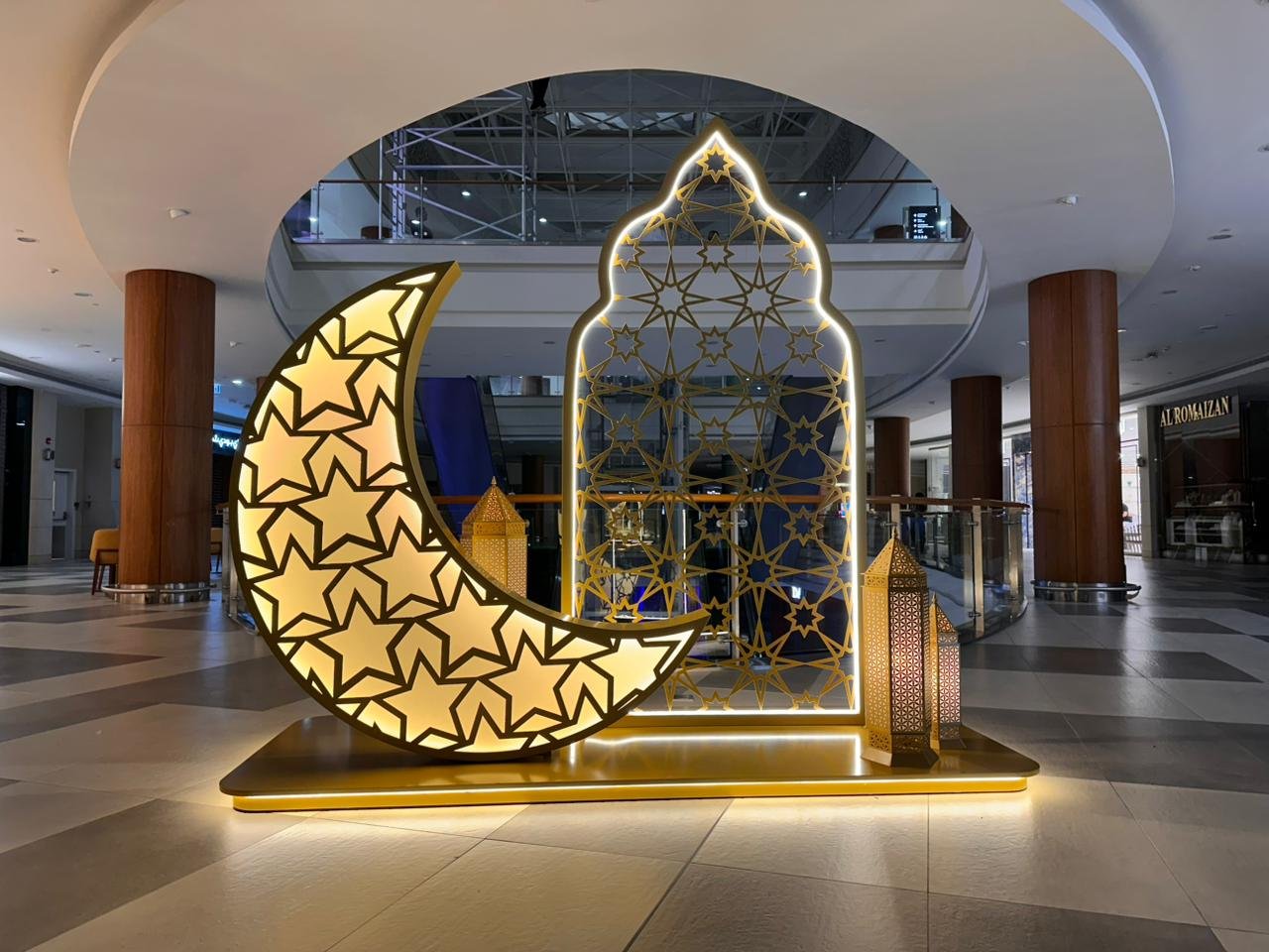 Scenografia con mezzaluna e geometrie luminose