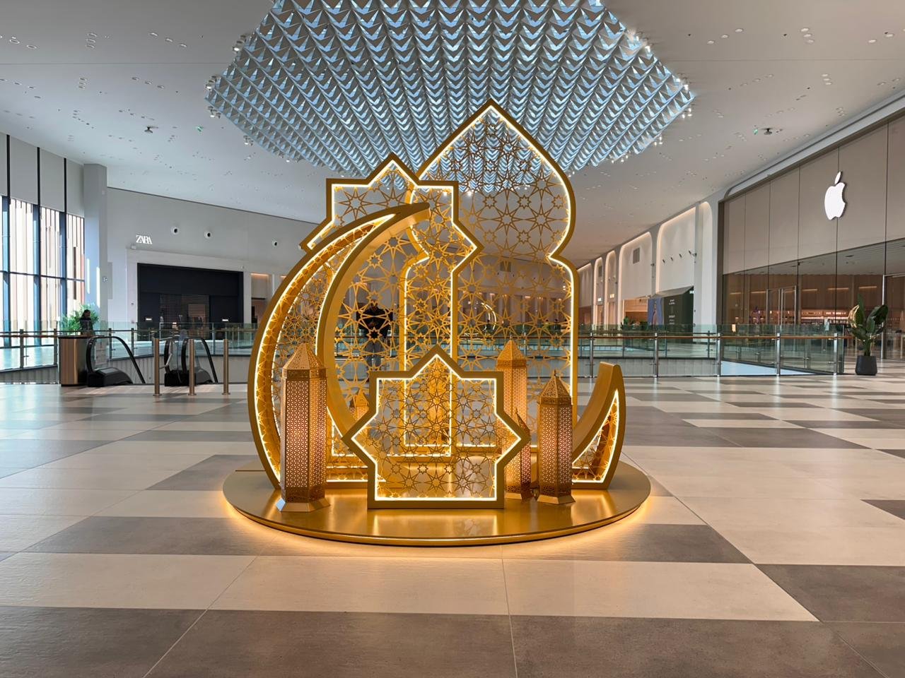 Installazione luminosa dorata in uno spazio commerciale a Dubai
