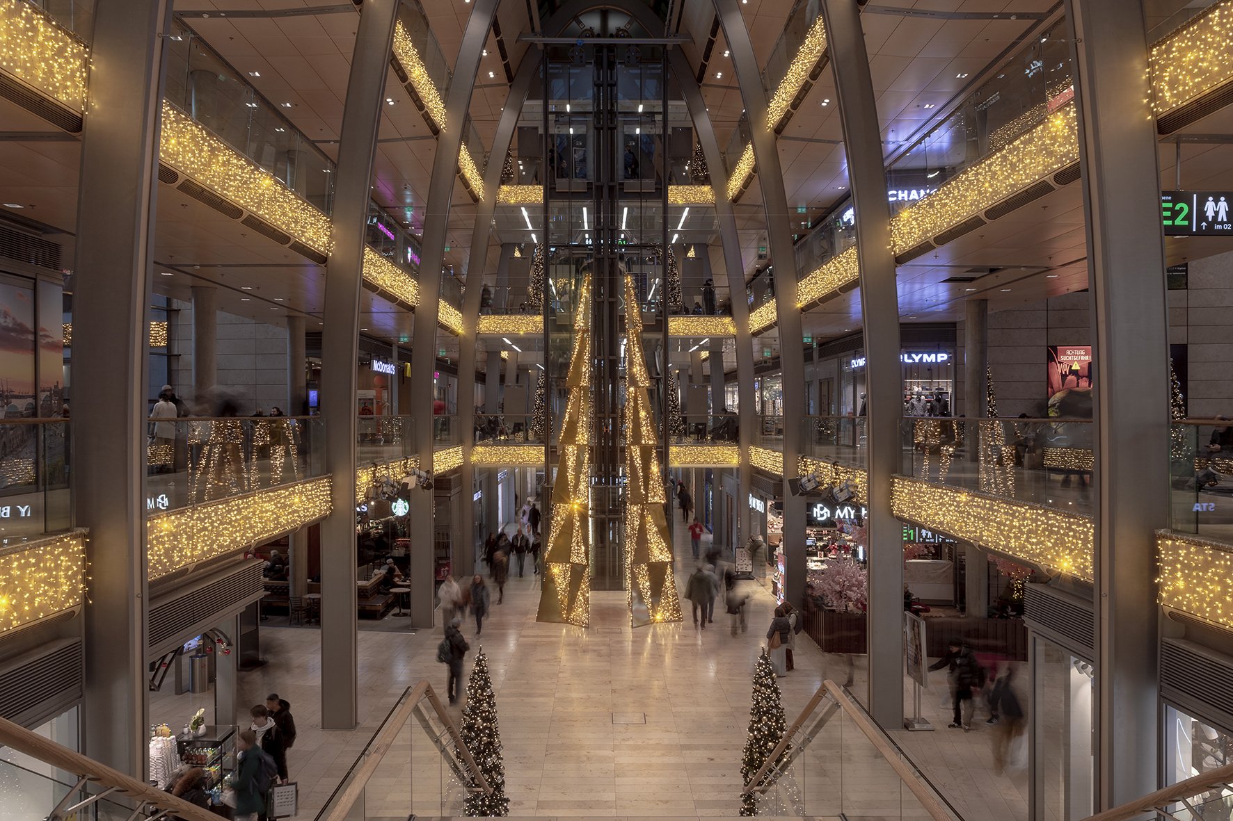 Installazione dorata nella galleria Europa Passage
