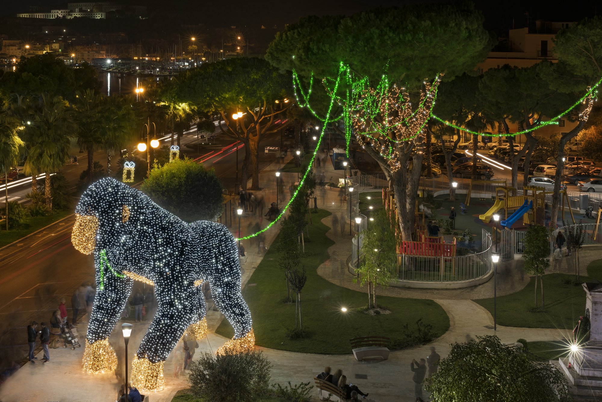 Gorilla illuminato nella scena notturna