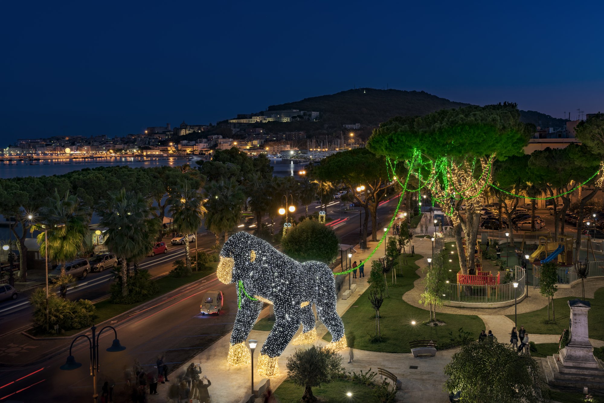 Gorilla luminoso nel paesaggio urbano visto dall’alto