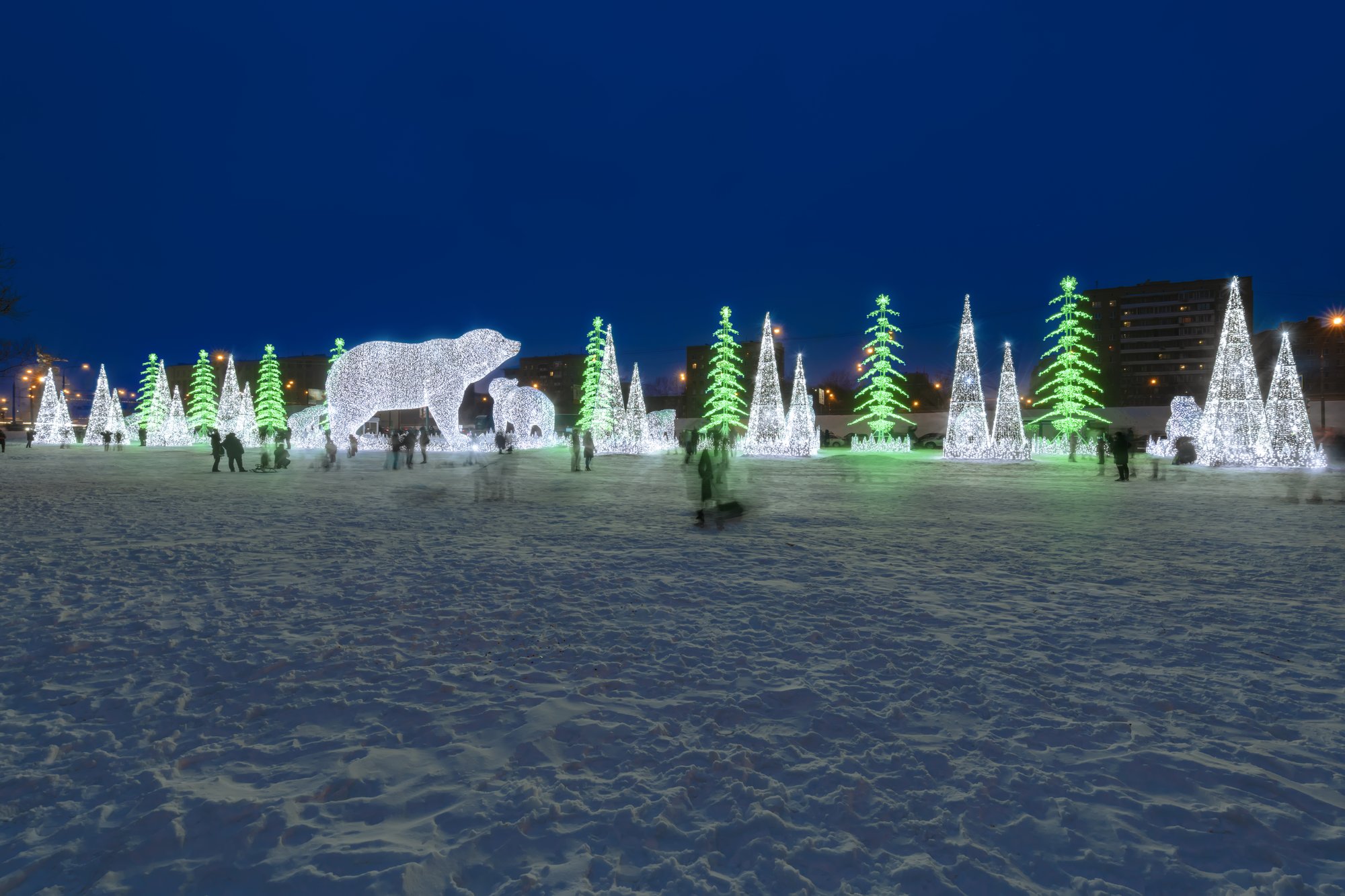 Gli orsi e gli alberi luminosi nel paesaggio innevato di Mosca