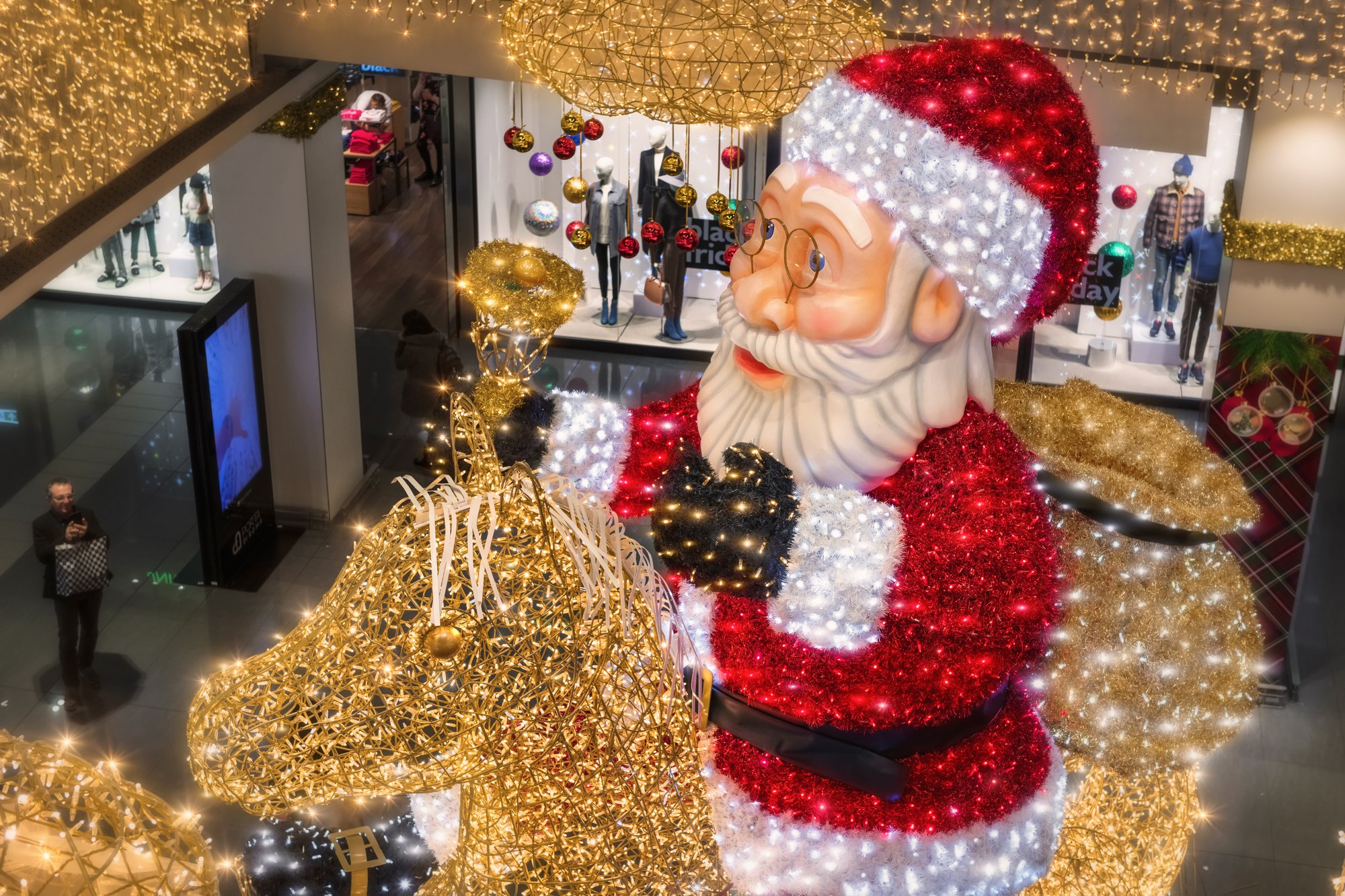 Il volto di Babbo Natale e i dettagli del cavallo luminoso