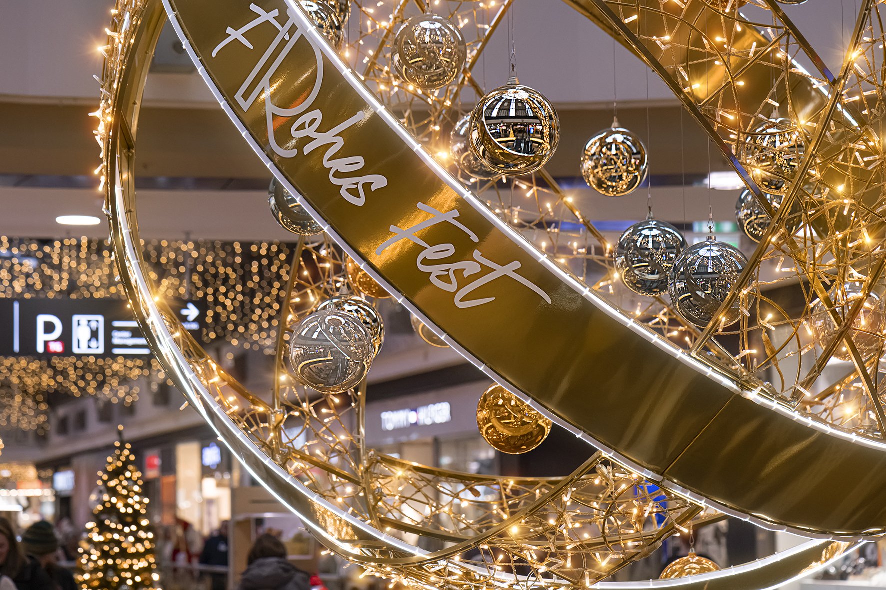 Dettaglio della decorazione luminosa di Rotmain Center