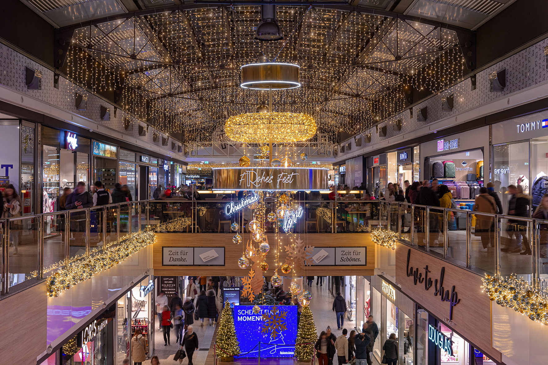 Grande lampadario luminoso sospeso nella galleria di Rotmain Center