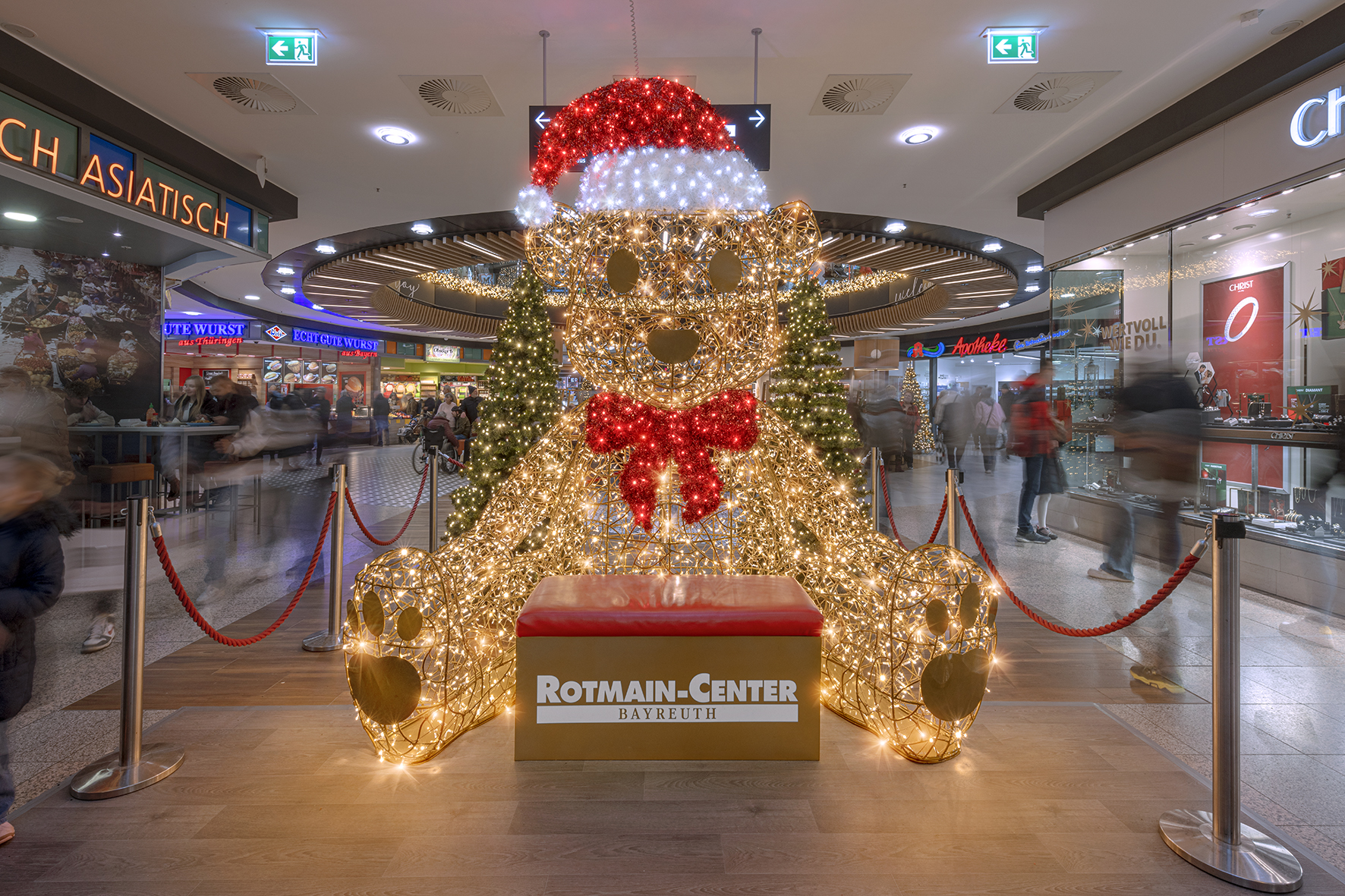 Orsetto luminoso con cappello natalizio a Rotmain Center