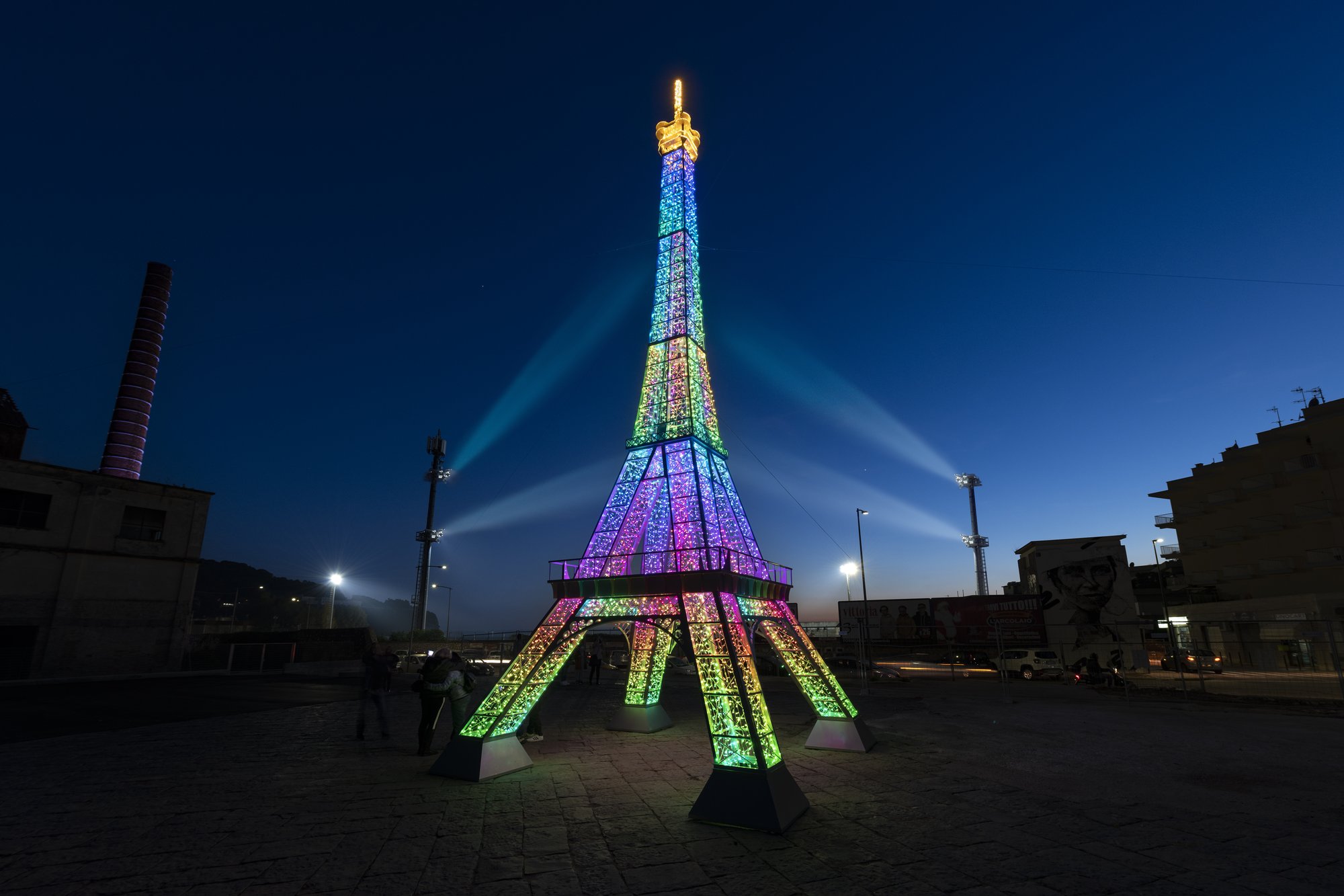Torre ispirata alla Tour Eiffel illuminata a colori