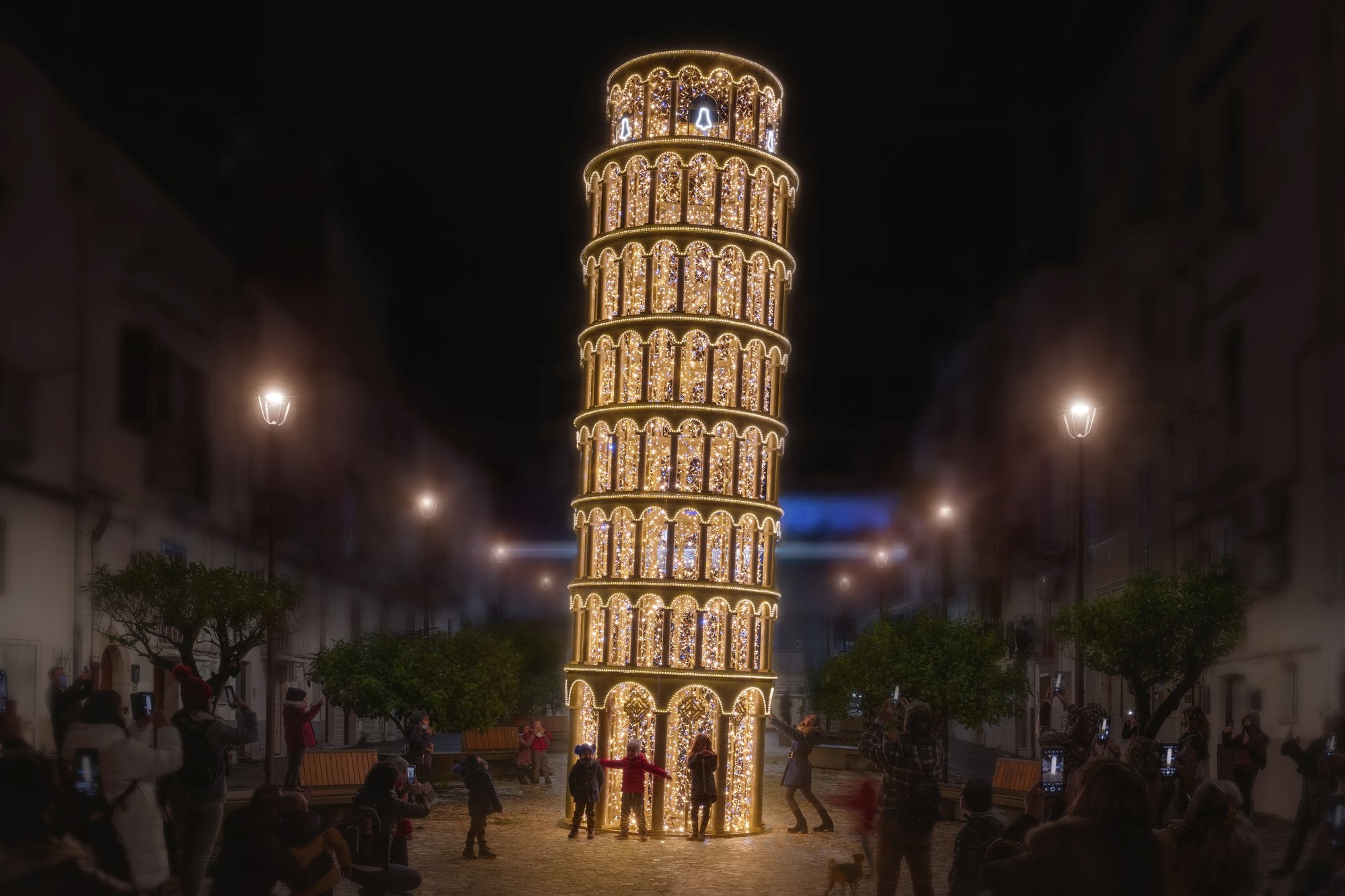 Torre di Pisa luminosa nello spazio urbano